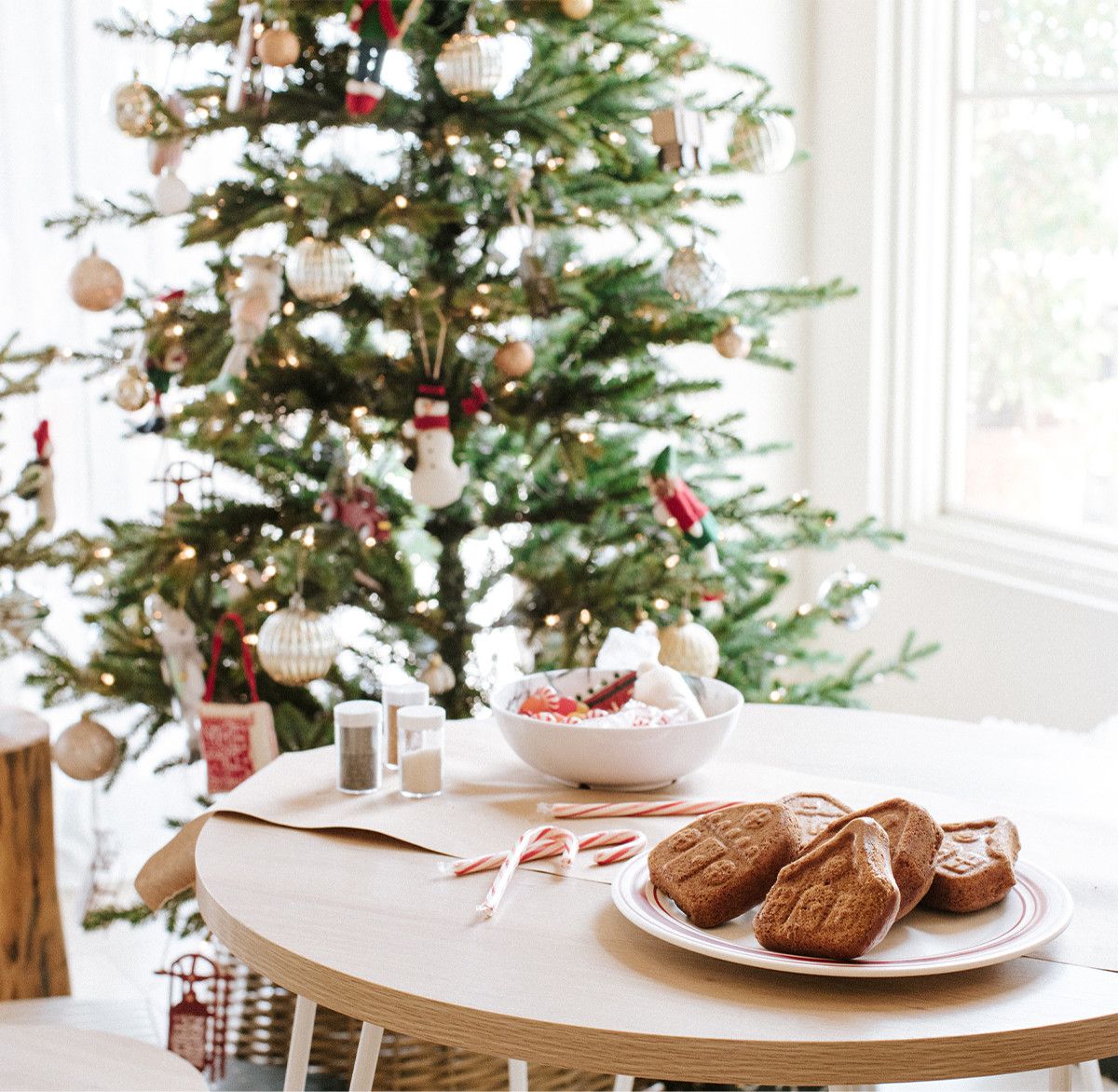 cây thông Noel bên bàn tròn