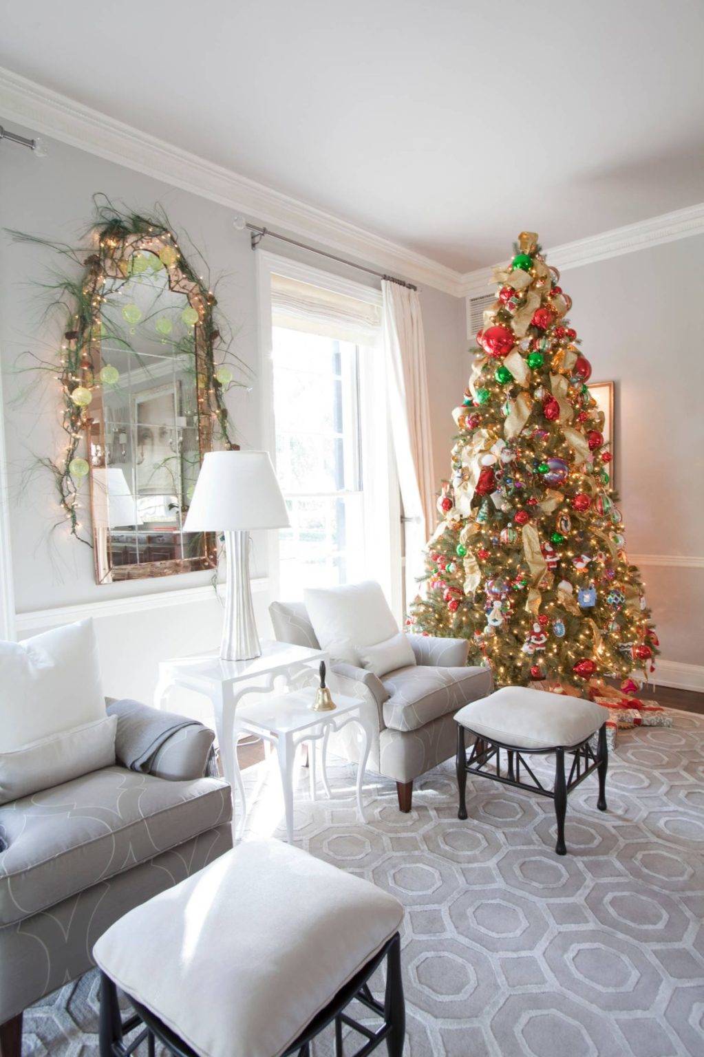 cây thông Noel đặt cạnh cửa ra vào