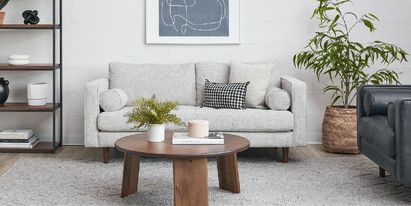 Th&ecirc;m mẫu ghế sofa d&agrave;nh cho hai người ngồi với vẻ ngo&agrave;i m&agrave;u trắng x&aacute;m trung t&iacute;nh, ph&ugrave; hợp với kh&ocirc;ng gian ph&ograve;ng kh&aacute;ch hiện đại.