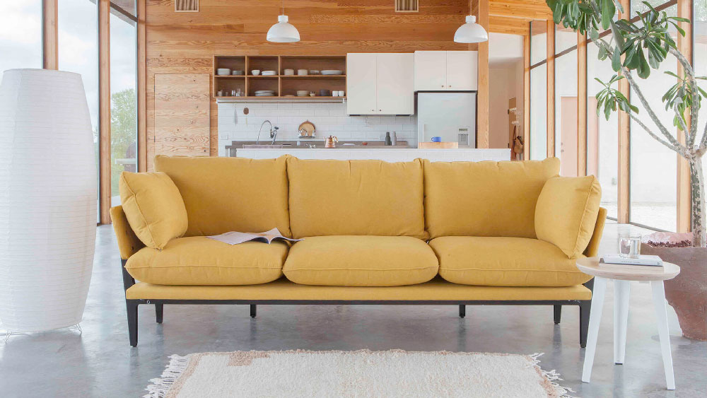 Ghế sofa với phần khung được l&agrave;m từ v&aacute;n &eacute;p bạch dương tự nhi&ecirc;n, ch&acirc;n kim loại sơn tĩnh điện. Thiết kế ghế dễ d&agrave;ng th&aacute;o rời cũng như lắp r&aacute;p, đ&acirc;y l&agrave; loại ghế sofa l&yacute; tưởng cho những người t&igrave;m kiếm đồ nội thất dễ di chuyển.