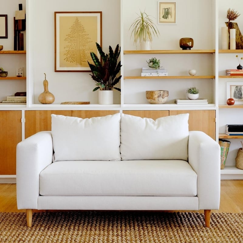 Mẫu ghế sofa đ&ocirc;i ph&ugrave; hợp với cả những căn hộ studio si&ecirc;u nhỏ. Bạn cũng c&oacute; thể đặt ghế trong ph&ograve;ng l&agrave;m việc tại nh&agrave; l&agrave;m g&oacute;c đọc s&aacute;ch, thư gi&atilde;n.