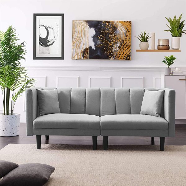 Thoạt nh&igrave;n, sản phẩm giống như một chiếc ghế sofa cổ điển, nhưng phần lưng c&oacute; thể k&eacute;o phẳng ra tạo th&agrave;nh giường ngủ tiện lợi.