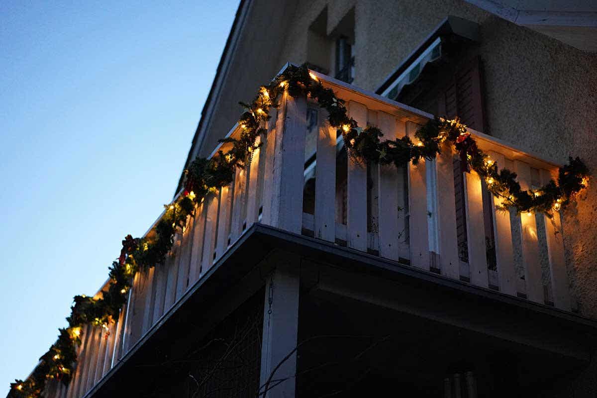 Trang trí ban công đón Noel không thể thiếu hệ thống đèn LED và vòng hoa Giáng sinh.