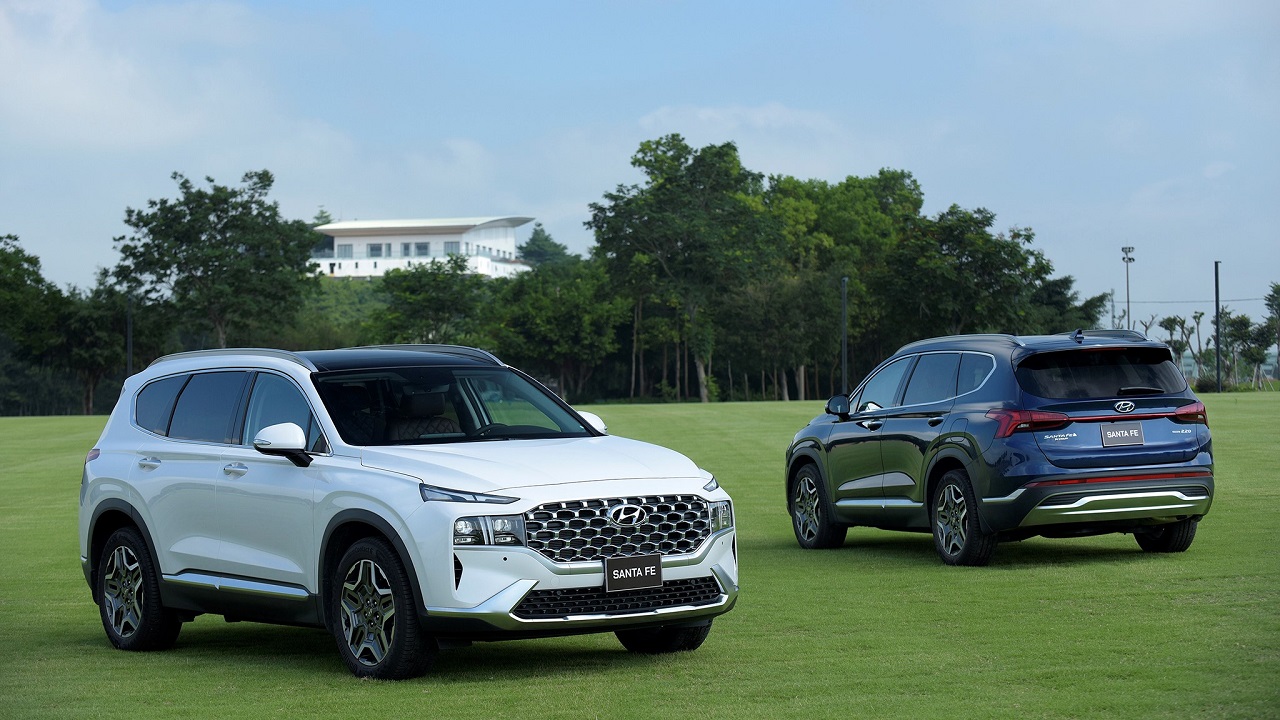 Cu&ocirc;̣c đua ph&acirc;n khúc SUV 7 chỗ tháng 11/2021: Hyundai Santa Fe cho Toyota Fortuner "hít khói" 1