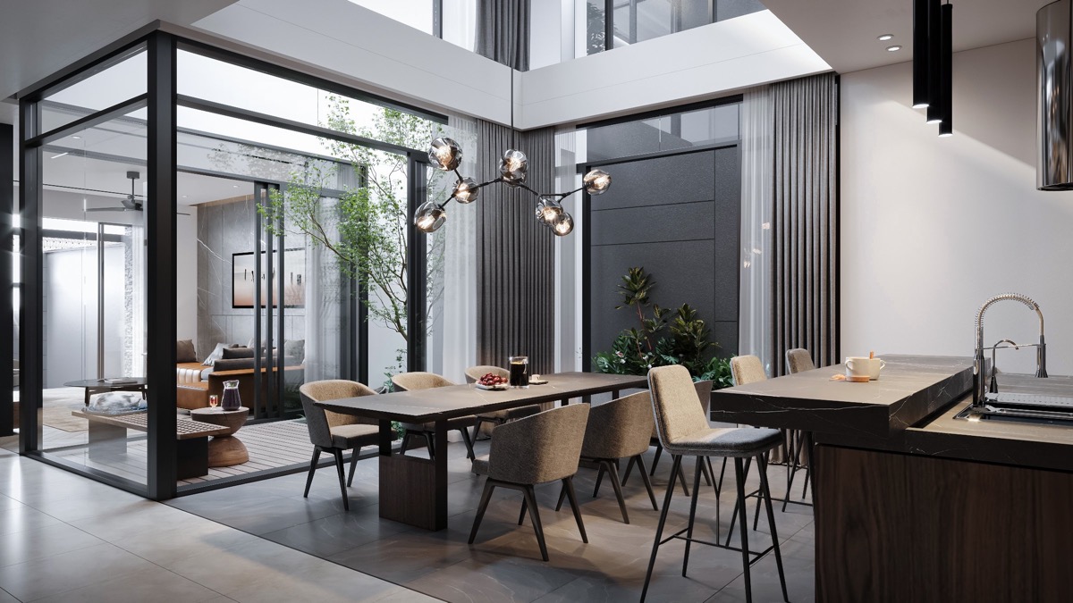 Cửa k&iacute;nh trượt kết nối sảnh kh&aacute;ch với s&acirc;n trong tho&aacute;ng m&aacute;t, sau đ&oacute; dẫn đến ph&ograve;ng ăn trong bếp. Đ&egrave;n ch&ugrave;m thủy tinh lớn trong ph&ograve;ng ăn tạo điểm sinh động.