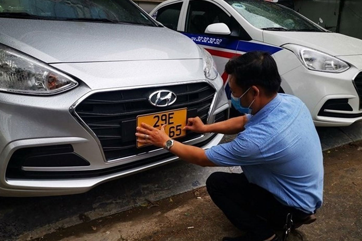 Xe kinh doanh vận tải phải đổi sang biển số màu vàng.