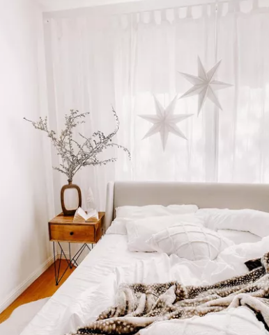 Ph&ograve;ng ngủ với trang tr&iacute; Gi&aacute;ng sinh