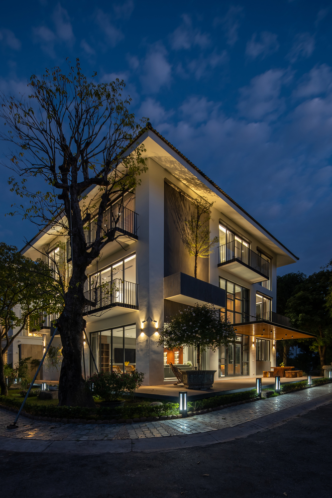 Khung cảnh căn biệt thự đơn lập về đêm