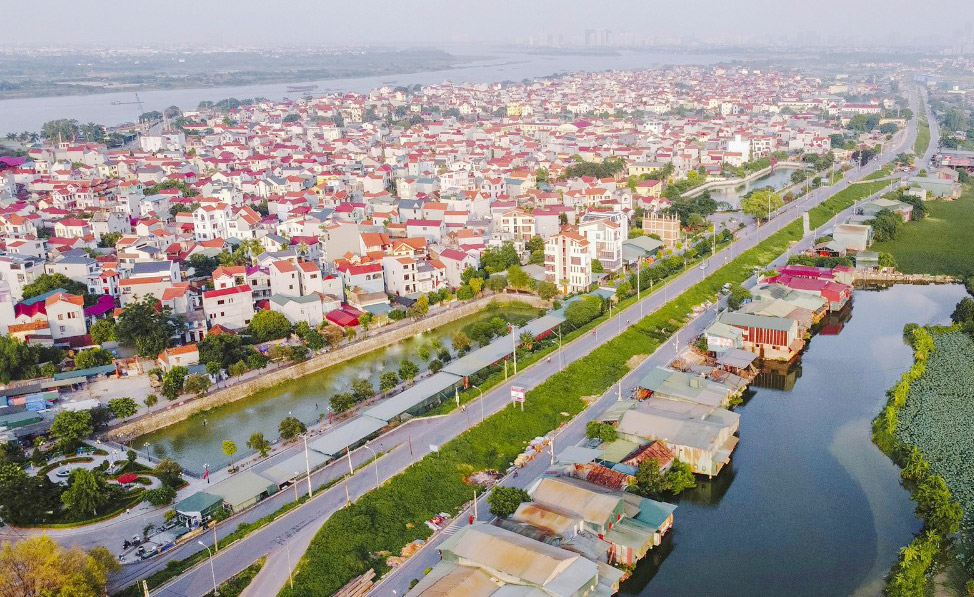 h&igrave;nh ảnh một g&oacute;c huyện Đan Phượng nh&igrave;n từ tr&ecirc;n cao với những ng&ocirc;i nh&agrave; thấp tầng ng&oacute;i đỏ san s&aacute;t nhau, b&ecirc;n cạnh l&agrave; s&ocirc;ng, k&ecirc;nh