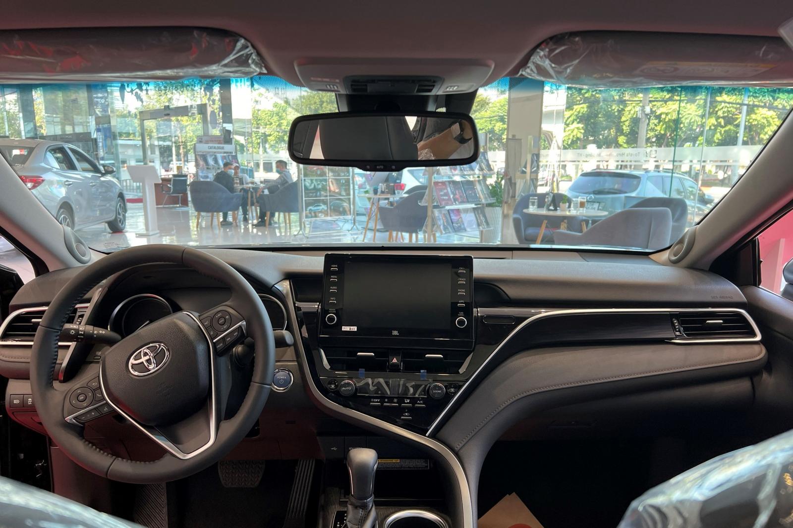 Giá lăn bánh xe Toyota Camry 2022: Cao nh&acirc;́t 1,6 tỷ đ&ocirc;̀ng, khó đ&acirc;́u VinFast Lux A2.0 a2