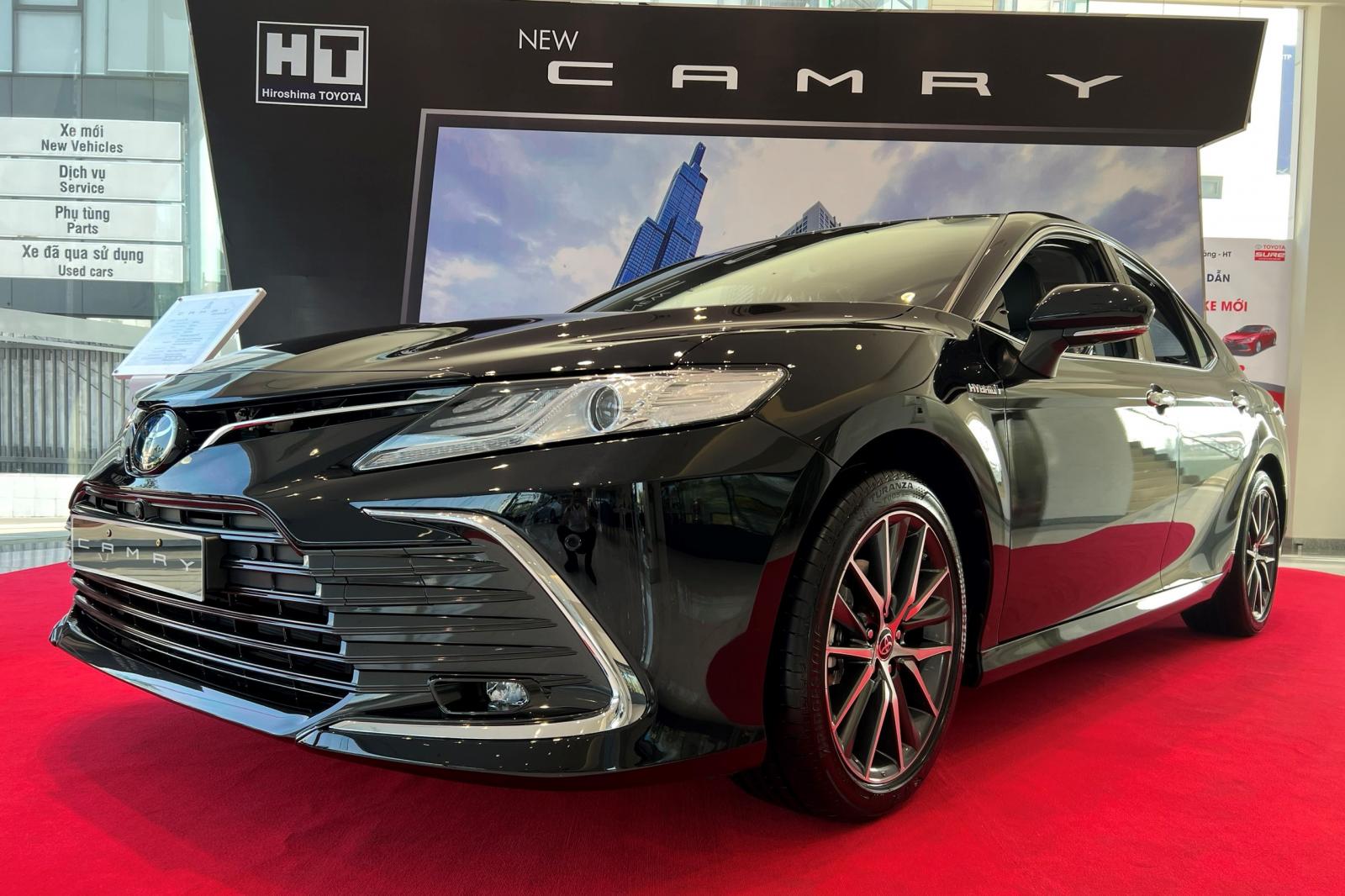Giá lăn bánh xe Toyota Camry 2022: Cao nh&acirc;́t 1,6 tỷ đ&ocirc;̀ng, khó đ&acirc;́u VinFast Lux A2.0 1