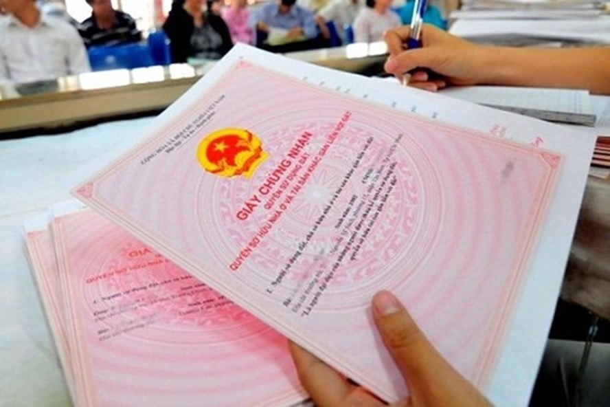 cận cảnh sổ đỏ nhà đất