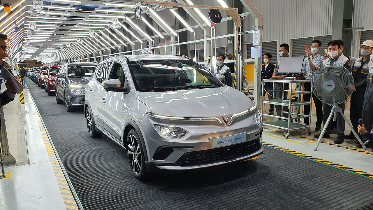 dàn xe VinFast VF e34 rời khỏi dây chuyền lắp ráp.