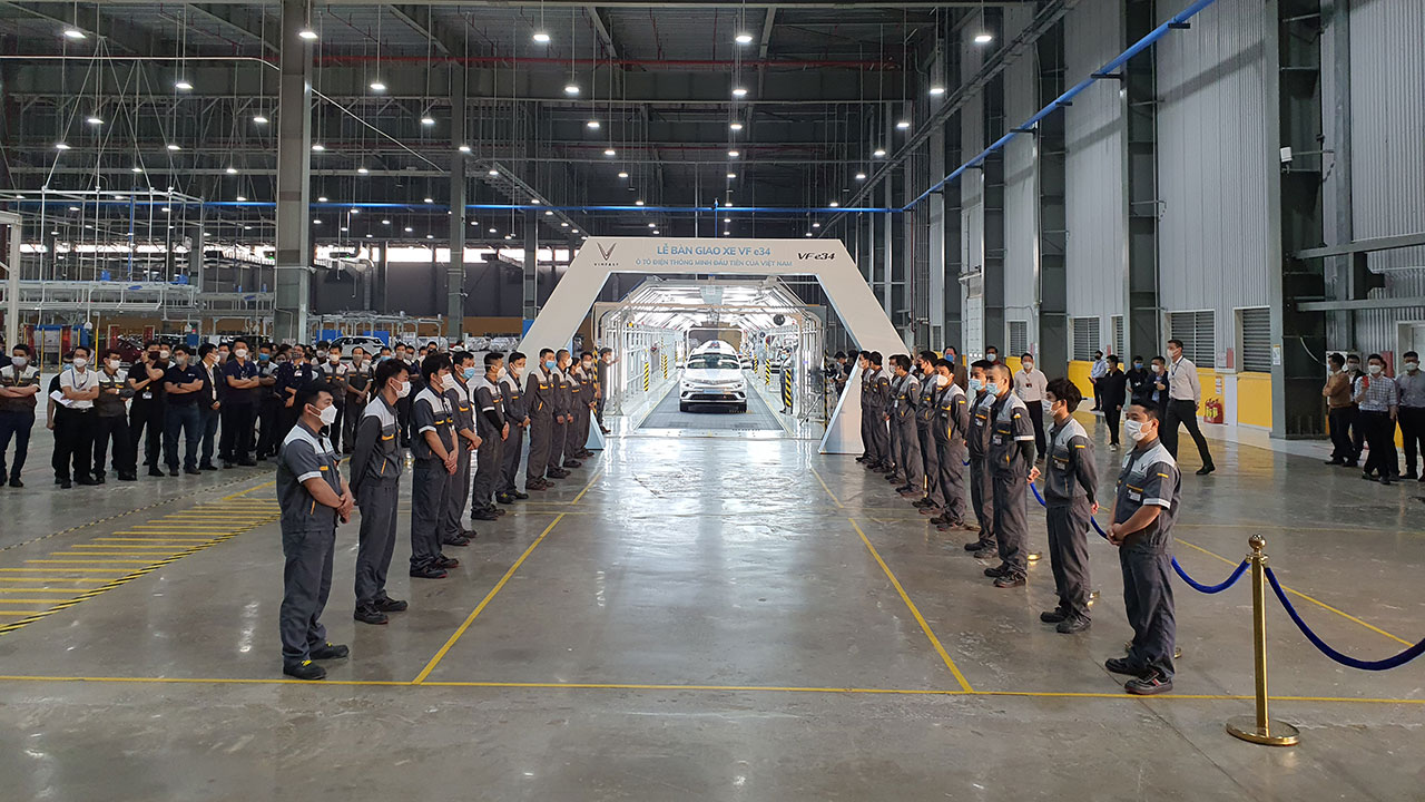 bàn giao lô xe điện VinFast VF e34 đầu tiên.