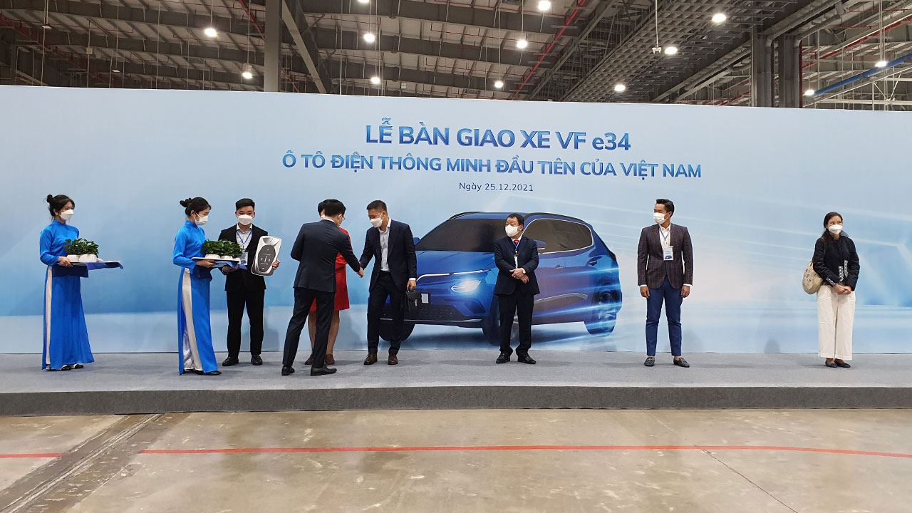 bàn giao lô xe điện VinFast VF e34 đầu tiên 1.