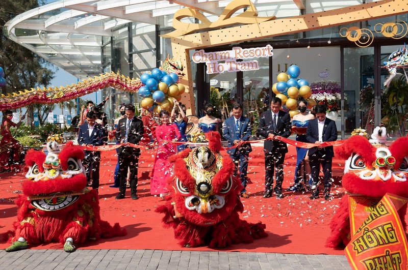 Nghi thức cắt băng khai trương Sale Gallery đặt nền tảng cho những trải nghiệm &ldquo;Th&acirc;n - T&acirc;m - Tr&iacute;&rdquo; ch&acirc;n thực