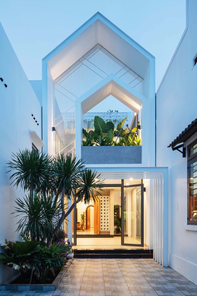 Ng&ocirc;i nh&agrave; được x&acirc;y dựng tr&ecirc;n mảnh đất rộng hơn 300m2 ở Gia Kiệm, Đồng Nai. Với t&ocirc;ng m&agrave;u trắng chủ đạo, c&ocirc;ng tr&igrave;nh tr&ocirc;ng thật nổi bật v&agrave; h&uacute;t mắt.