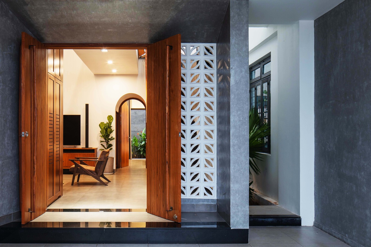 cận cảnh cửa gỗ lớn dẫn lối v&agrave;o ng&ocirc;i nh&agrave; đẹp