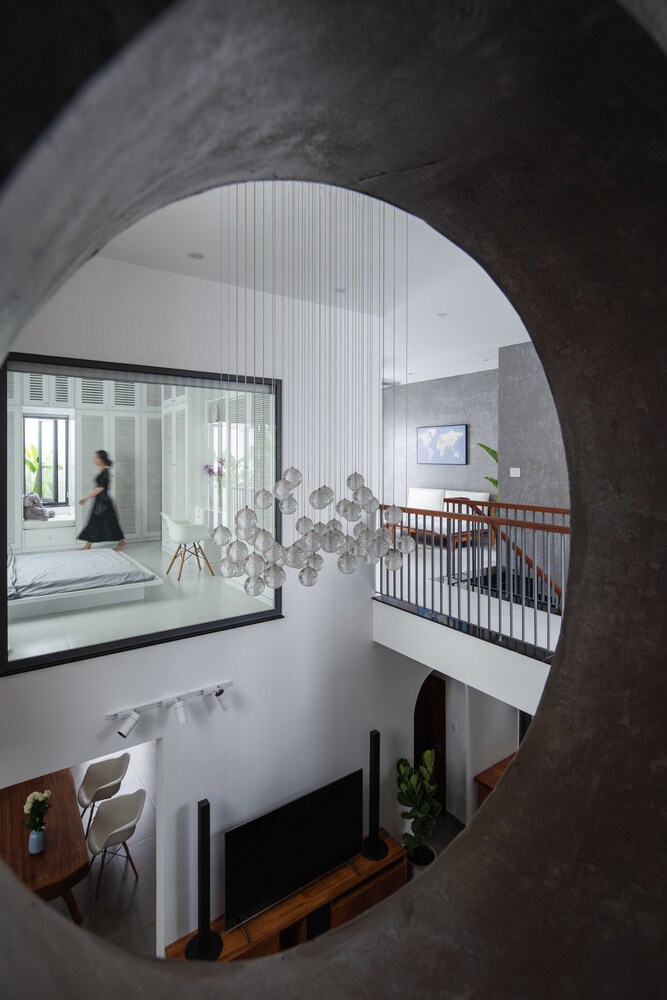 Tầng 2 l&agrave; nơi đặt ph&ograve;ng ngủ v&agrave; ph&ograve;ng sinh hoạt chung của gia đ&igrave;nh. Lỗ th&ocirc;ng gi&oacute; lớn ở trung t&acirc;m nh&agrave; gi&uacute;p kết nối giữa c&aacute;c kh&ocirc;ng gian tốt hơn.
