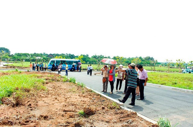 hình ảnh đoàn người xem đất