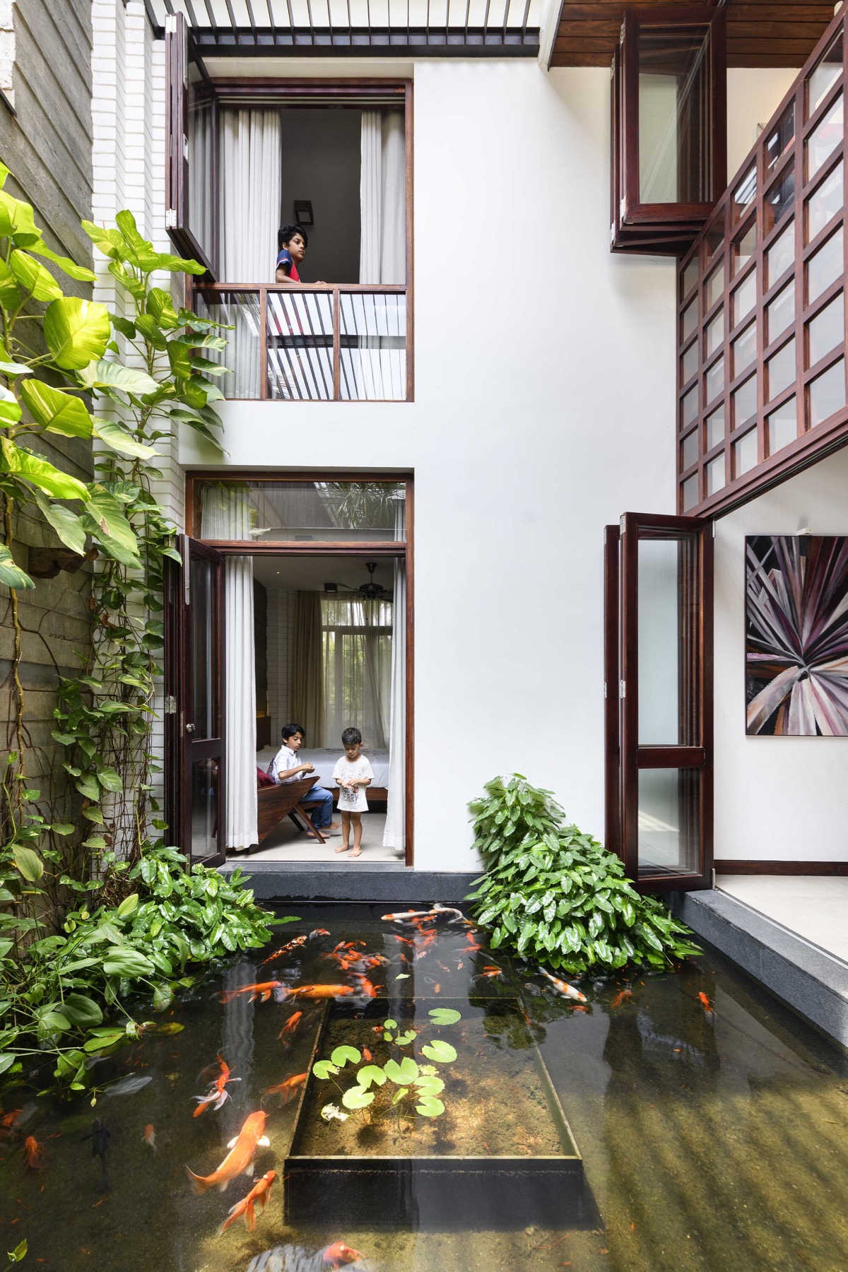 Hồ c&aacute; Koi y&ecirc;n b&igrave;nh l&agrave; nơi thư gi&atilde;n, giải tr&iacute; cho c&aacute;c th&agrave;nh vi&ecirc;n gia đ&igrave;nh.