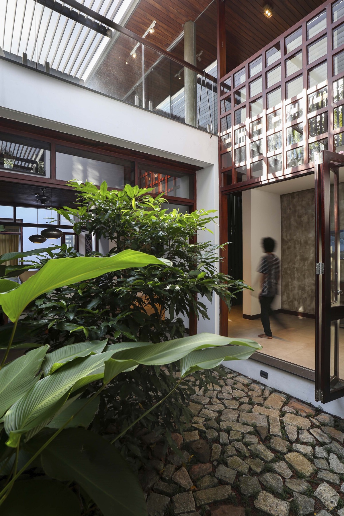 Thiết kế s&acirc;n trong kh&ocirc; r&aacute;o, cung cấp cho c&aacute;c ph&ograve;ng v&agrave; lối đi kh&aacute;c tr&agrave;n ngập c&acirc;y xanh, mang đến kh&ocirc;ng kh&iacute; trong l&agrave;nh v&agrave; &aacute;nh s&aacute;ng tự nhi&ecirc;n v&agrave;o ban ng&agrave;y. 