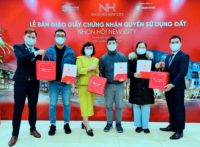 Khách hàng dự án Nhơn Hội New City nhận bàn giao sổ đỏ
