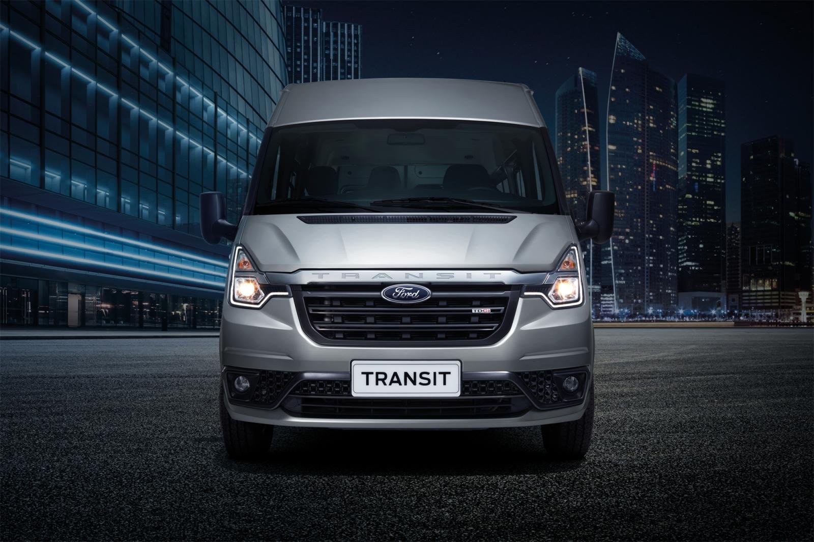 Ford Transit 2022 mới cũng trình làng khách Việt với giá 845 triệu đồng.