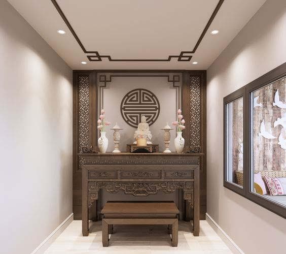 Gian thờ Phật bài trí gọn gàng, trang nghiêm. Cửa sổ kính lớn đón sáng tự nhiên và giúp đối lưu không khí hiệu quả.