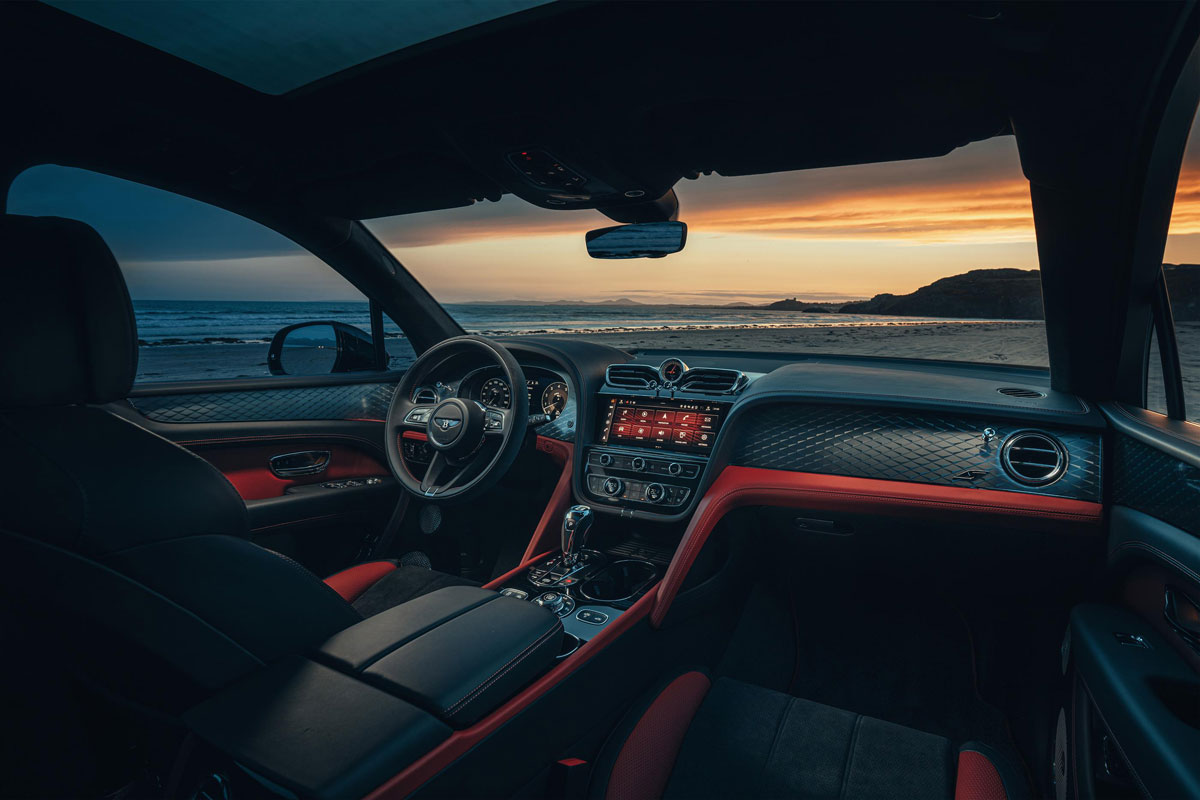 Nội thất Bentayga S 2022 với khoang cabin rộng.