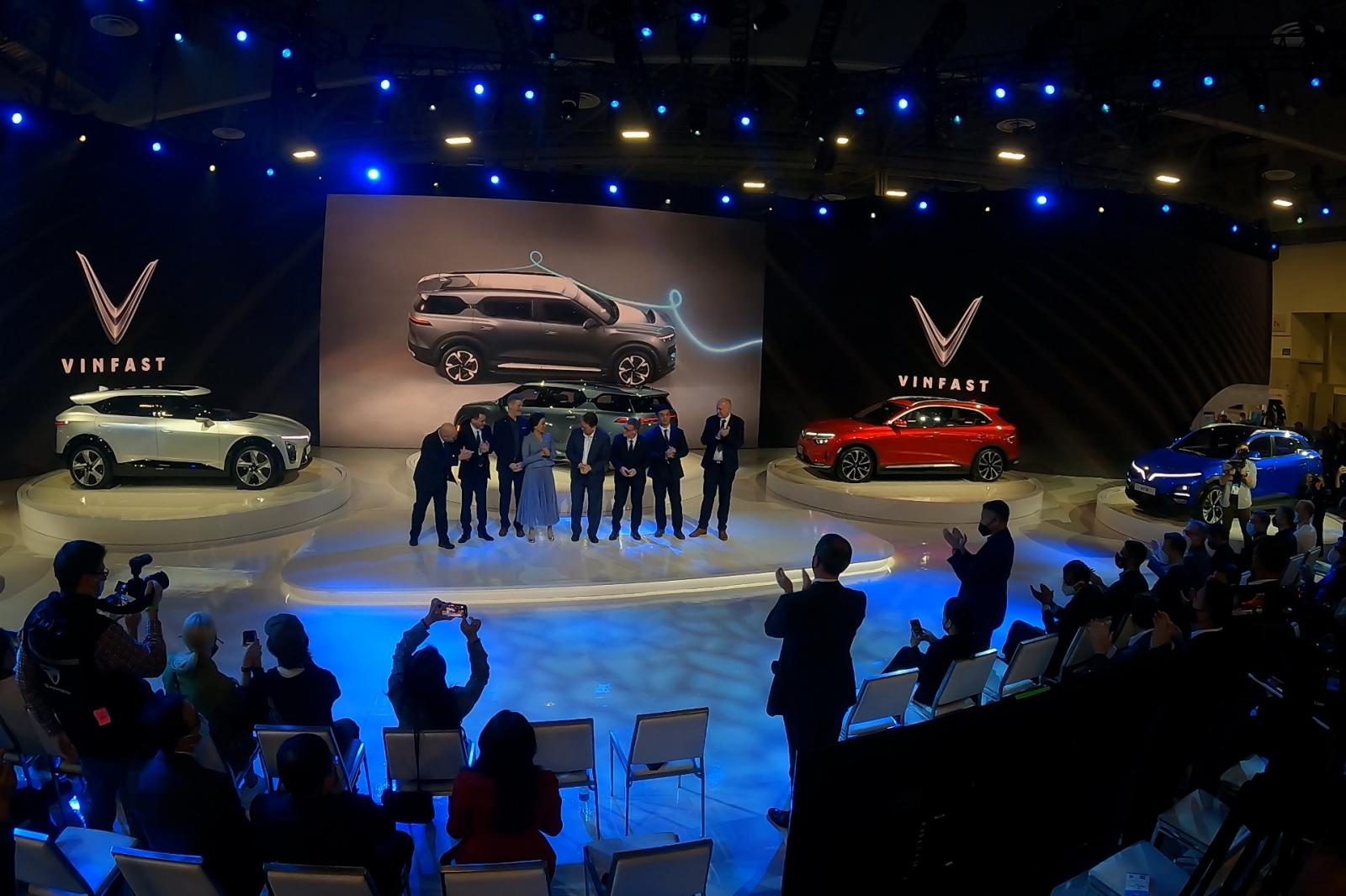 VinFast ra mắt 5 m&acirc;̃u xe đi&ecirc;̣n tại CES 2022, tuy&ecirc;n b&ocirc;́ d&ocirc;̀n toàn lực vào xe đi&ecirc;̣n từ cu&ocirc;́i năm a7