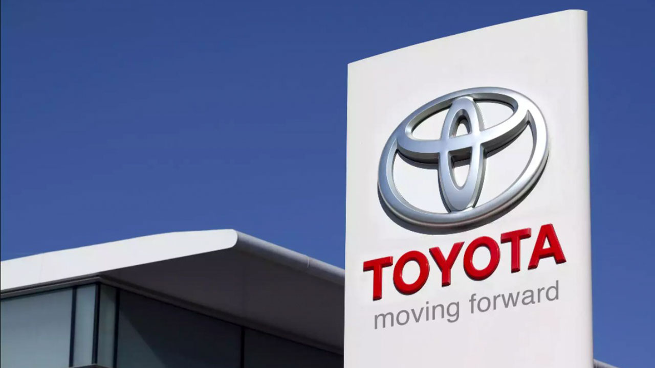 Toyota trở th&agrave;nh h&atilde;ng xe b&aacute;n chạy nhất tại thị trường Mỹ năm 2021.