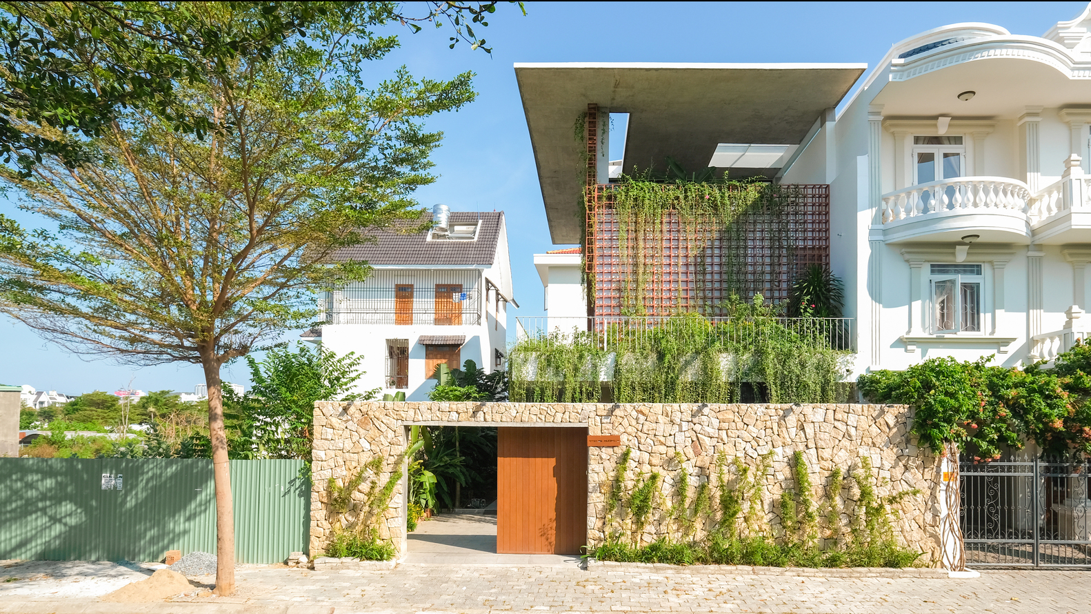 mặt tiền nh&agrave; phố Nha Trang với tường đ&aacute; tự nhi&ecirc;n, c&acirc;y d&acirc;y leo bao phủ