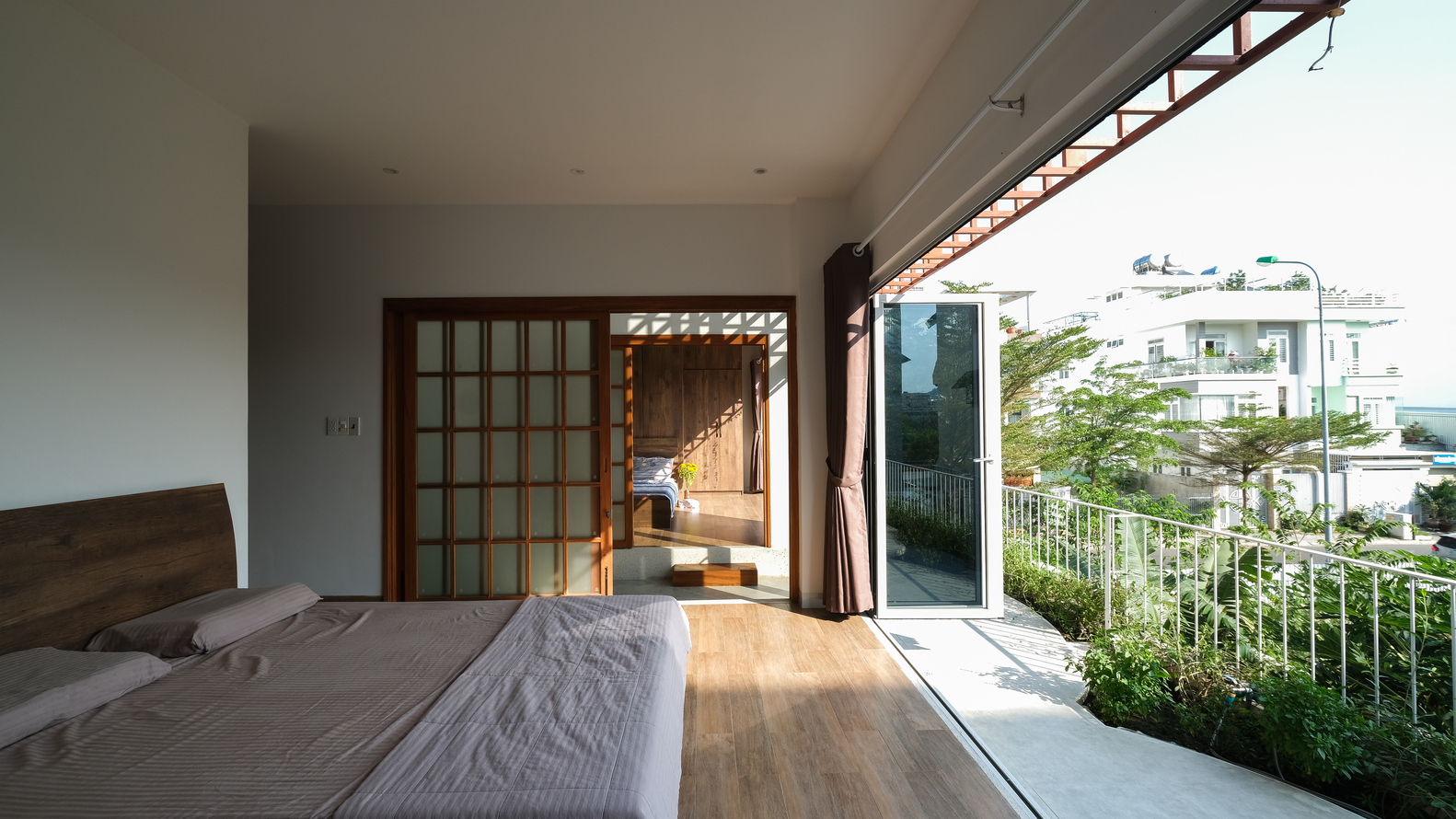 Mỗi sáng sớm, những tia nắng đầu tiên chiếu vào phòng ngủ, mang lại cho gia chủ cảm giác khoan khoái, tràn đầy năng lượng.