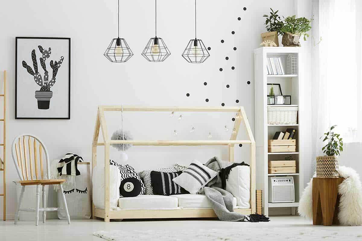 Với phòng ngủ trẻ em tông màu đen - trắng chủ đạo, bạn nên sử dụng nội thất gỗ màu sáng để tạo cảm giác ấm áp, thân thiện hơn.