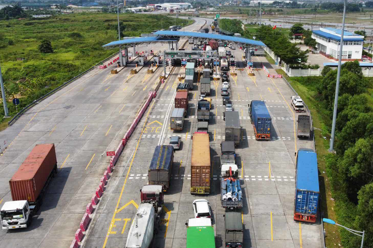 phạt h&agrave;nh vi đi v&agrave;o l&agrave;n ETC khi chưa d&aacute;n thẻ 1
