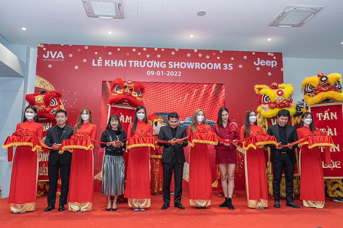 Đại diện của JVA cắt băng khai trương đại lý Jeep 3S thứ 2.