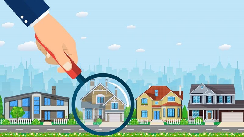 hình ảnh kính lúp soi vào mô hình ngôi nhà minh họa cho việc chuyển nhượng hợp đồng mua bán nhà ở hình thành trong tương lai