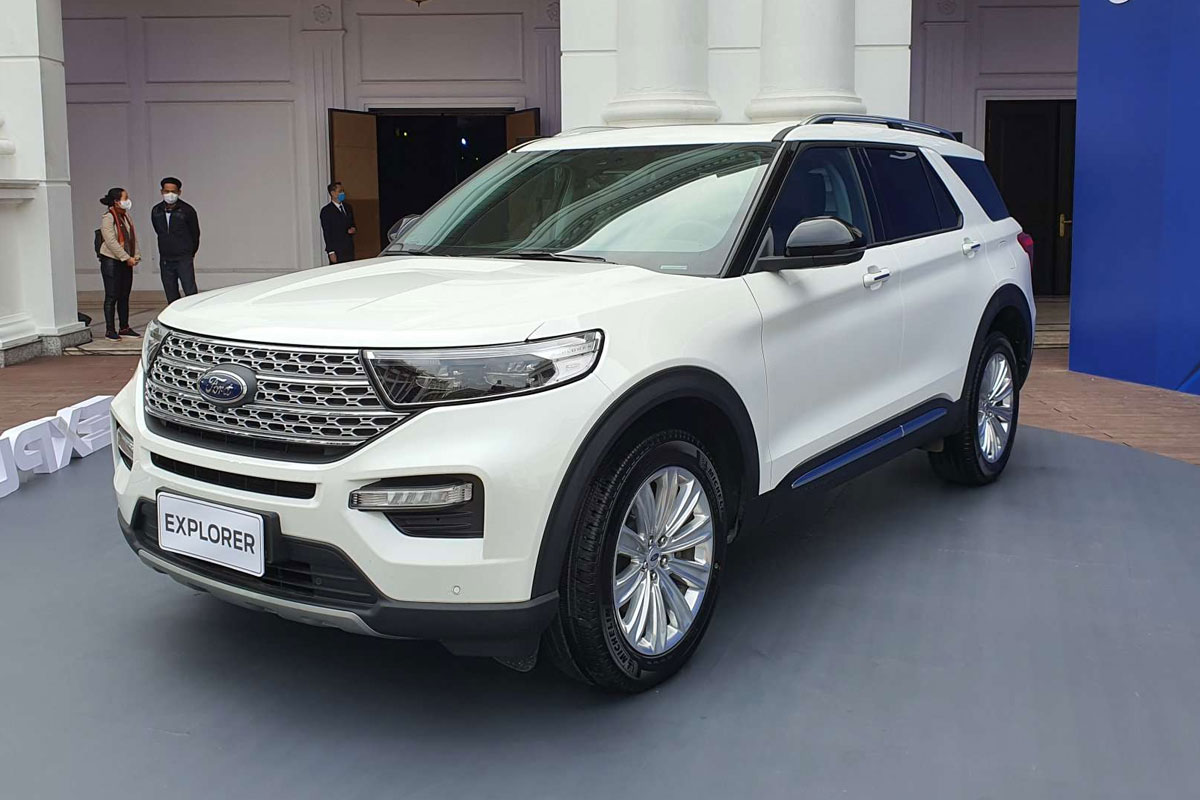 Ford Explorer 2022 kênh giá 300 triệu tại đại lý.