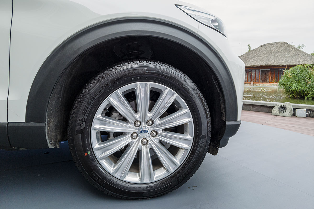 Ford Explorer 2022 trang bị bộ mâm hợp kim đa chấu 20 inch.