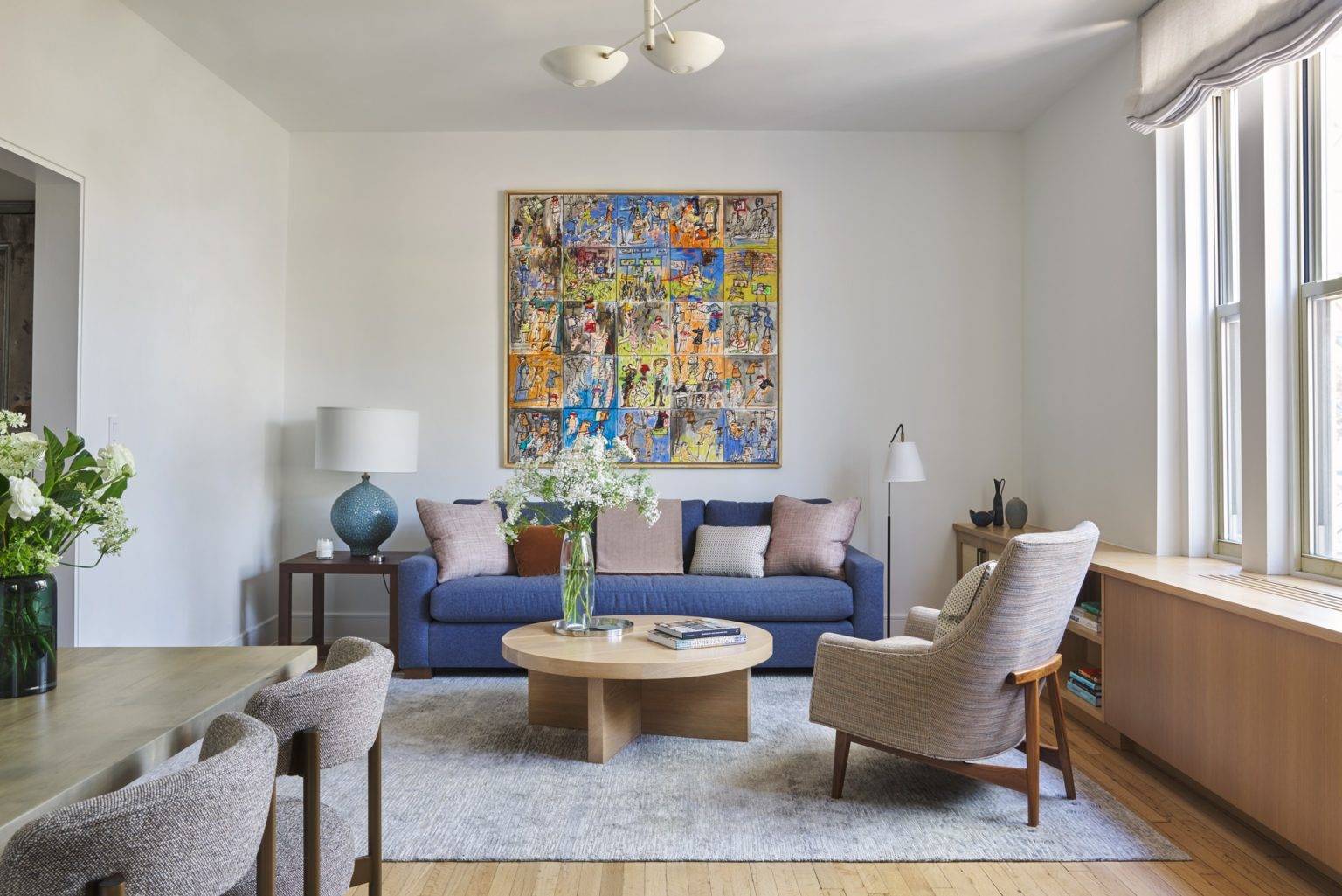 Ph&ograve;ng kh&aacute;ch đương đại với ghế sofa v&agrave; tranh treo tường nổi bật.