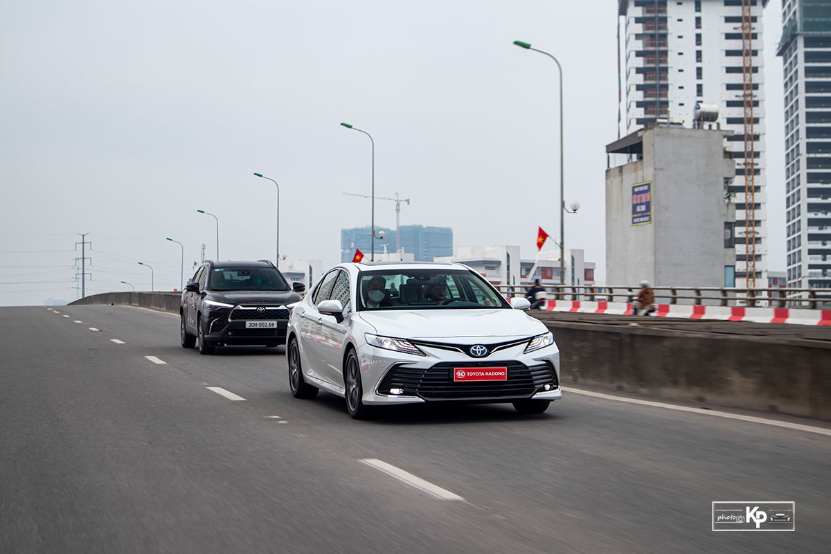 Đánh giá xe Toyota Camry 2022 a28