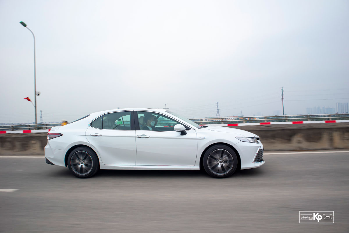 Đánh giá xe Toyota Camry 2022 a27