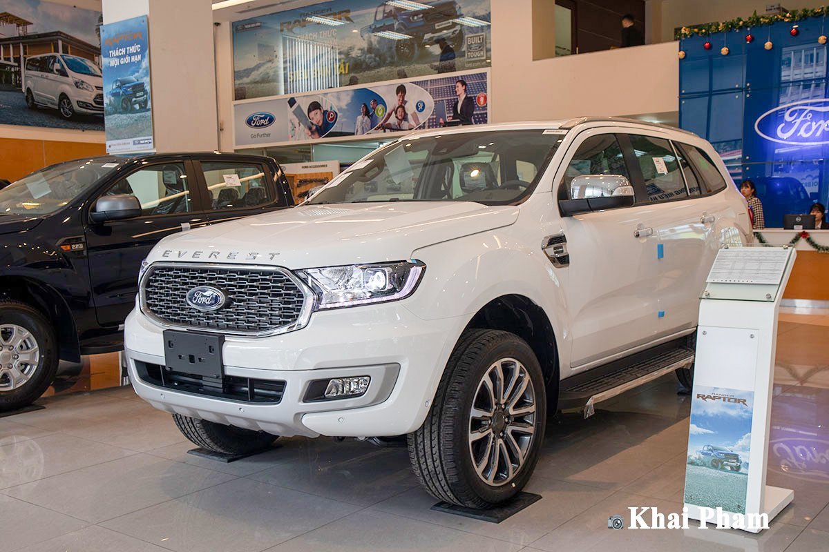 Ford Everest - đối thủ nặng k&yacute; nhất của Fortuner.