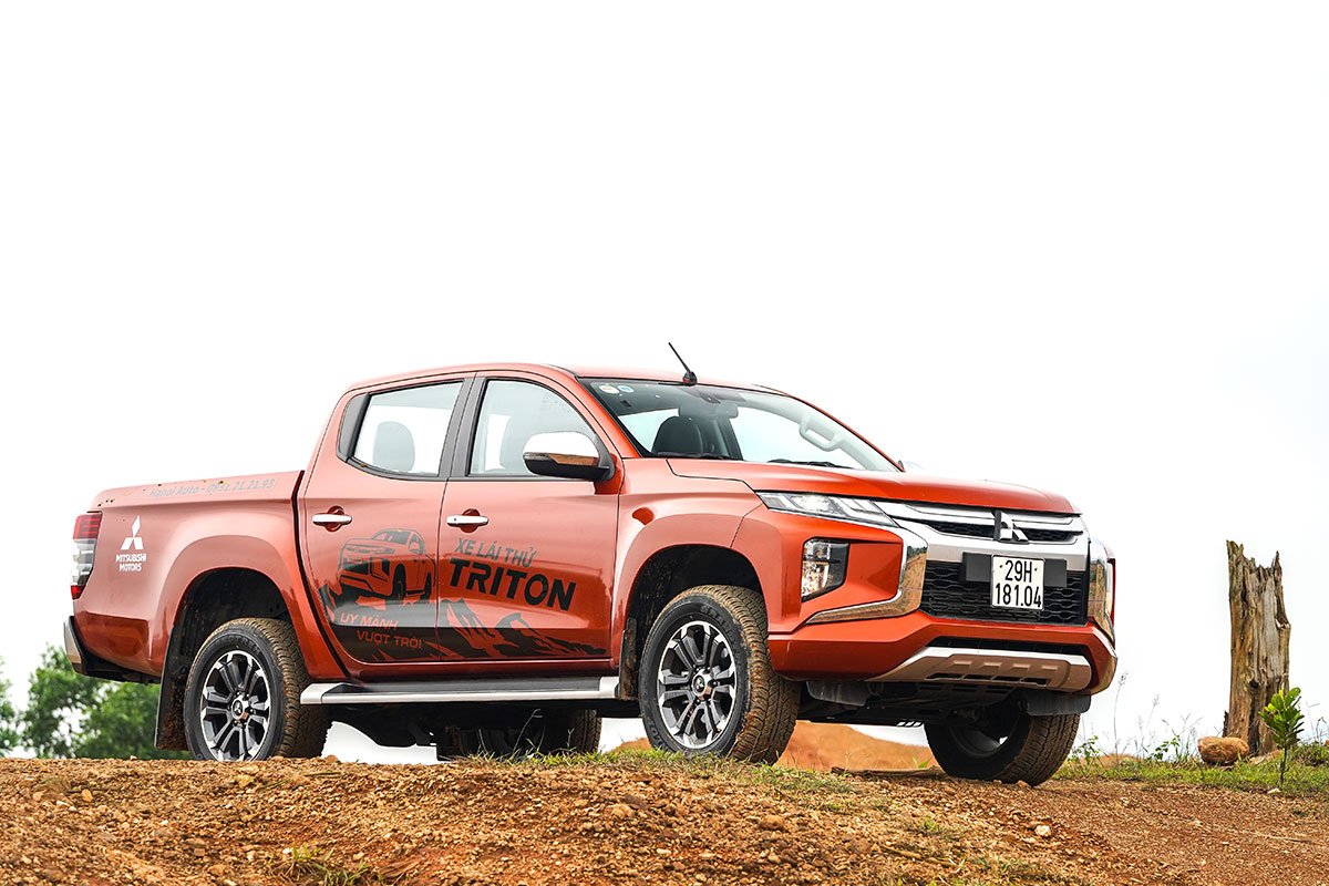 Mitsubishi Triton b&acirc;́t ngờ cho Toyota Hilux "hít khói" trong tháng 12. 1