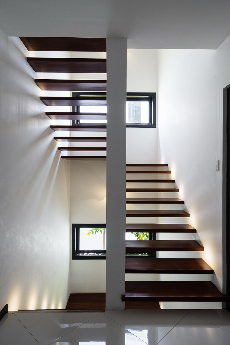  M&ocirc;̣t trong những dạng cửa s&ocirc;̉ phá cách cho c&acirc;̀u thang