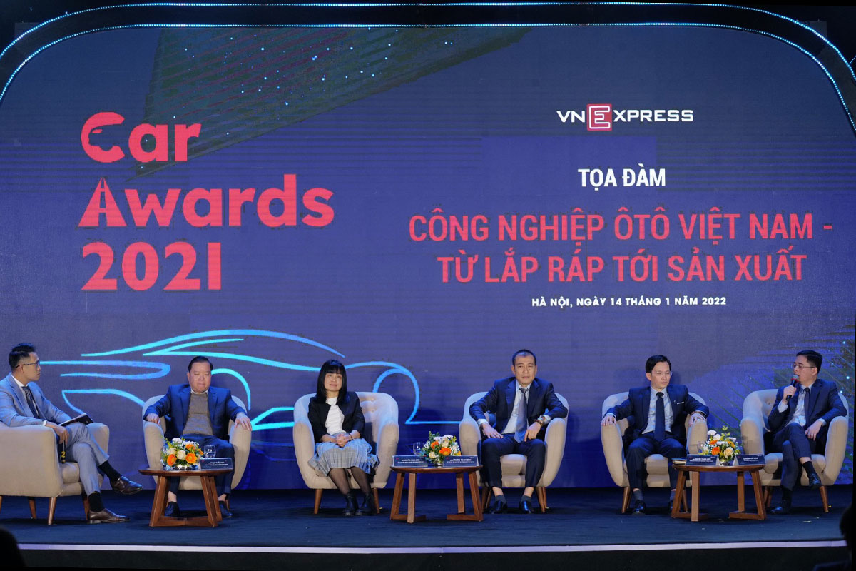 Phiên thảo luận về chủ đề “Công nghiệp ôtô Việt Nam - từ lắp ráp tới sản xuất” có sự tham gia của lãnh đạo các Bộ, Ban, Ngành, đại diện các hãng xe.