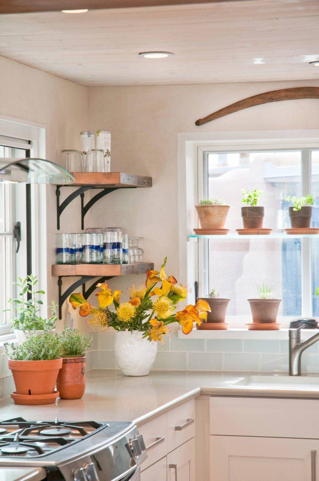 C&acirc;y hoa v&agrave; vườn thảo mộc tạo điểm nhấn tươi mới, vui vẻ cho ph&ograve;ng bếp nh&agrave; bạn.