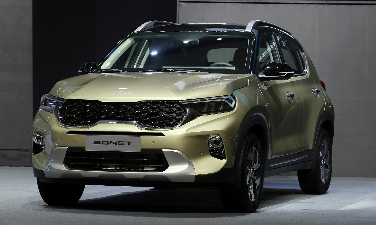 KIA Sonet hiện cũng l&agrave; mẫu xe "hot" đang khan h&agrave;ng dịp Tết.
