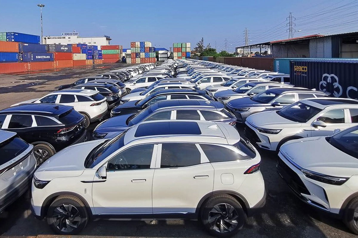 Lượng xe &ocirc; t&ocirc; nhập khẩu từ Trung Quốc tăng hơn 200% so với năm 2020.